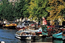 Buntes Bootstreiben in den Grachten von Amsterdam.