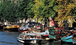 Buntes Bootstreiben in den Grachten von Amsterdam.