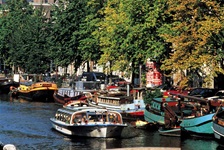 Buntes Schiffstreiben auf den Grachten von Amsterdam.