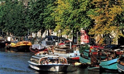 Buntes Schiffstreiben auf den Grachten von Amsterdam.
