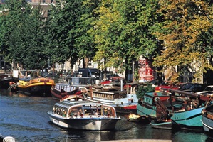 Typische Grachten auf der Amstel in Amsterdam