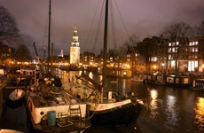 Der Amsterdamer Montelbaanstoren an der Oude Schans bei Nacht.
