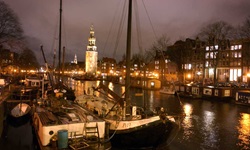 Der Amsterdamer Montelbaanstoren an der Oude Schans bei Nacht.