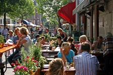 Eine gut besetztes Café im Zentrum von Amsterdam.
