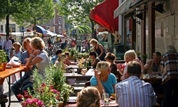 Eine gut besetztes Café im Zentrum von Amsterdam.