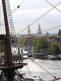 Schiffe vor der Kulisse des Amsterdamer Stadtzentrums.