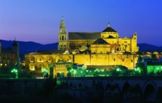 Blick auf die nächtlich beleuchtete Stadt Cordoba mit ihrer Römerbrücke