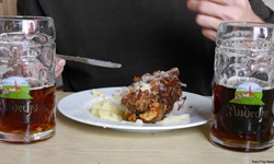 Genuss auf bayrisch: Schweinshaxe und Andechser Bier.