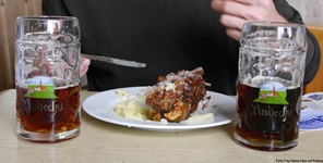 Genuss auf bayrisch: Schweinshaxe und Andechser Bier.