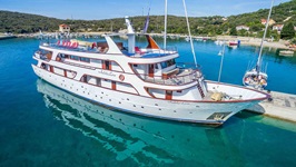 Blick auf das im Hafen liegende Deluxeschiff Andela Lora