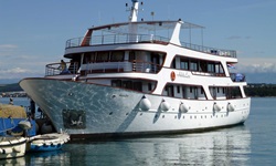 Das Deluxeschiff Andela Lora an einem Anleger in der Kvarner Bucht