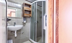 Eines der Badezimmer an Bord der Andela Lora mit Dusche, Waschbecken und WC.