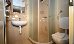 Ein Badezimmer mit Dusche, WC und Waschbecken des Deluxeschiffs Andela Lora