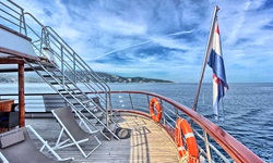 Die kroatische Fahne am Heck der Andela Lora wird von zwei Rettungsringen eingerahmt.