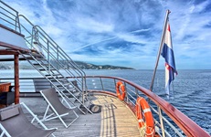 Blick auf das Deck am Heck des Deluxschiffes Andela Lora