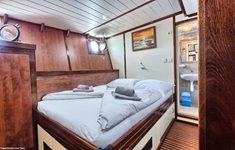Blick in eine Doppelkabine unter Deck auf dem Duluxeschiff Andela Lora