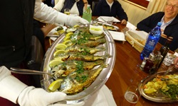 Das Mittagessen wird auf silbernen Tabletts serviert: Fisch mit Zitrone und Beilagen