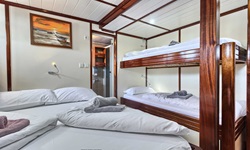 4-Bett-Kabine (mit einem Doppelbett und zwei getrennten, übereinander angebrachten Betten) unter Deck der Andela Lora.