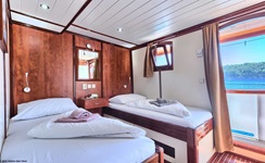 Blick in eine Zwei-Bett-Kabine über Deck auf dem Deluxe-Schiff Andela Lora