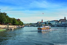 Blick auf eine Fähre über den Rhein