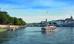 Blick auf eine Fähre über den Rhein