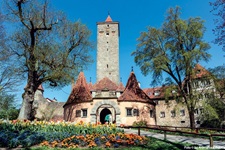 Blick auf ein mittelalterliches Tor mit Turm, Mauer und Häusern im Altmühltal