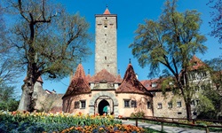Blick auf ein mittelalterliches Tor mit Turm, Mauer und Häusern im Altmühltal
