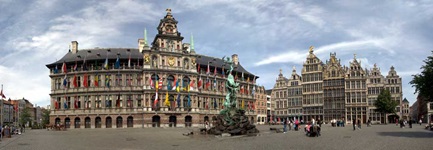Der Marktplatz von Antwerpen mit dem fahnengeschmückten Stadthuis (= Rathaus).
