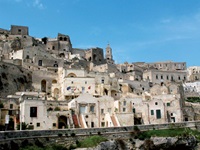 Blick auf Matera mit seinen typischen Häuserfassaden aus honigfarbenem Kalktuff.