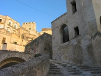 Ein Treppenaufgang in der honigfarbenen Stadt Matera.