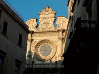 Die Basilica di Santa Croce in Lecce mit ihren prächtigen Verzierungen und dem großen Rosettenfenster.