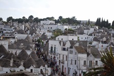 Blick auf Alberobello mit seinen typischen Steinhäusern, den Trulli.