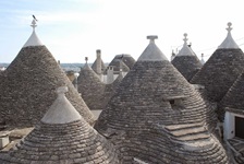 Einige auch als "Trulli" bekannte Steinhäuser mit ihrem typischen kegelförmigen Dach.