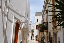 Blick in die schön mit Blumen geschmückte Gasse eines apulischen Küstenortes.