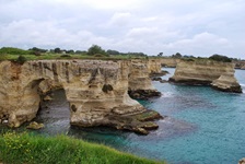 Bizarre, vom Meer geformte und ausgewaschene Felsformationen an der Küste Apuliens.