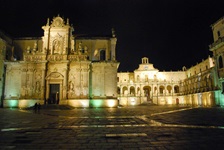 Blick auf die nächtliche Piazza del Duomo mit dem hell erleuchteten Dom von Lecce.