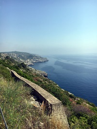 Blick von einem Hügel hinab zum Meer von Apulien
