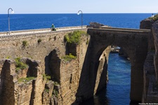 Ein Radler auf einer wunderschönen, ins Meer hineinreichenden Panoramastraße bei Santa Cesarea Terme.