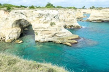 Wunderschöne, torförmige Felsformation am Strand des Torre Sant' Andrea bei Melendugno im Salento.