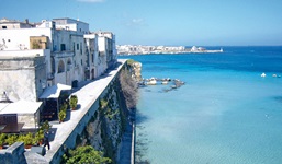 Die ins Meer hineinragenden Häuser von Otranto von der Bastione dei Pelasgi aus gesehen.