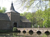 Das inmitten der Kasteeltuinen (=Schlossgärten) gelegene Schloss von Arcen liegt direkt an einem See und ist über eine Brücke zugänglich.