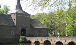 Das inmitten der Kasteeltuinen (=Schlossgärten) gelegene Schloss von Arcen liegt direkt an einem See und ist über eine Brücke zugänglich.