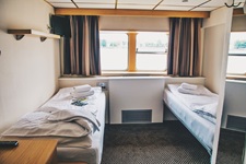 Blick in eine 2-Bett-Kabine auf dem Hauptdeck der MS Arlene II.