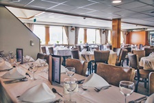 Das festlich eingedeckte Restaurant der MS Arlene II.