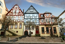Blick auf eine Fachwerkhäuser-Hausreihe in Aschaffenburg