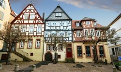Blick auf eine Fachwerkhäuser-Hausreihe in Aschaffenburg