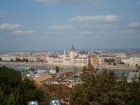 Budapest und die Donau vom Burgberg aus gesehen, im Vordergrund das Parlamentsgebäude.