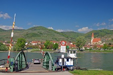 Ein Auto wartet am Donauufer in der Wachau auf die Ankunft der Autofähre.