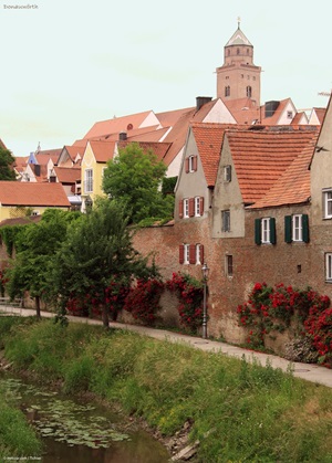 Blick auf den Weg entlang der Stadtmauer von Donauwörth in Bayern