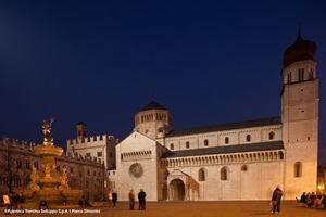 Blick auf die nächtlich beleuchtete Piazza Duomo in Trient mit dem Prätorianerpalast und der Kathedrale San Vigilio